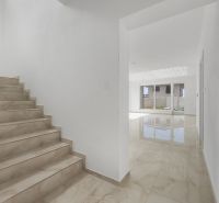 Treppen und ein heller Flur im Einfamilienhaus, Boden mit Holzdekor.