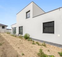 Einfamilienhaus in der Sokolej-Kolibrikova-Straße in Chorvátsky Grob mit einem ungepflegten Garten.