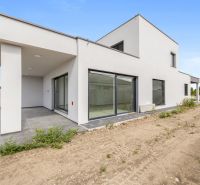 Einfamilienhaus in der Sokolej-Kolibrikova-Straße in Chorvátsky Grob mit geräumiger Terrasse.