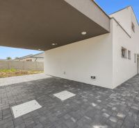 Einfamilienhaus in der Sokolej-Kolibrikovej Straße in Chorvátsky Grob mit geräumigem Parkplatz.