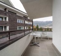Der Balkon der Ferienwohnung in Donovaly mit Blick auf die umliegenden Berge.
