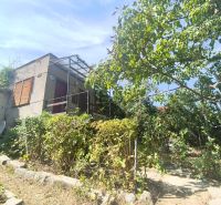 Gärten in Lučenec mit Gartenhaus und Bäumen, ideal zum Entspannen und Anbauen.