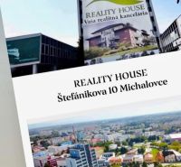 Gebäude mit einer Immobilienwerbung in der Štefánikova-Straße 10, Michalovce.