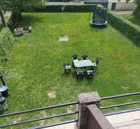 Garten bei der Hütte in Kaluža mit Trampolin und Sitzgelegenheit auf dem Rasen.