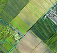 Luftaufnahme von landwirtschaftlichen und forstwirtschaftlichen Flächen bei der Továrenská-Straße in Smolenice.