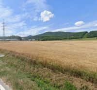 Landwirtschaftliche und forstwirtschaftliche Grundstücke in der Továrenská-Straße in Smolenice mit Blick auf die Hügel.