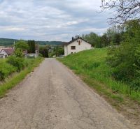 Grundstücke - Wohnen in der Hauptstraße in Tovarnianska Polianka, umgeben von Grünflächen und ländlicher Umgebung.