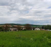 Baugrundstück in Tovarnianska Polianka in der Hauptstraße mit Blick auf die Landschaft.