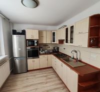 Küche in einer 3-Zimmer-Wohnung mit Holzboden und Geräten.