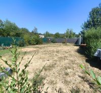Der Garten beim Einfamilienhaus in Divín mit Rasen und Blumen, umgeben von einer Hecke.