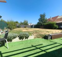 Der Garten des Einfamilienhauses in Divín mit Rasen und einer Terrasse zum Sitzen.