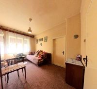 Ein Zimmer in einem Einfamilienhaus mit Teppichboden, einem Bett, Möbeln und Spielzeug auf dem Bett.