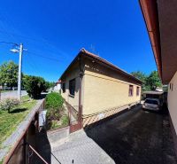 Einfamilienhaus in der Sladkovičova 135, Zlaté Moravce, mit einem Auto im Hof und einem Garten.