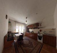 Küche mit Einbauschränken, Gasherd und Holzboden in einem Einfamilienhaus.