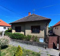 Einfamilienhaus in der Sládkovičova 135 in Zlaté Moravce, mit Garten und Auto.