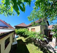 Das Einfamilienhaus in der Sládkovičova 135 in Zlaté Moravce mit grünem Hof und Weinberg.
