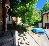 Einfamilienhaus in der Sládkovičová 135 in Zlaté Moravce mit einem von Grün umgebenen Hof.