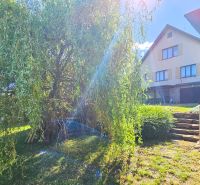 Garten bei einem Einfamilienhaus in der Straße Na Vrších in Sázava mit Ziersträuchern und Treppen.