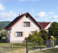 Ein Einfamilienhaus in der Straße Na Vrších in Sázava mit einem großen Garten und hügeligem Hintergrund.