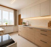 Küche in einem Einfamilienhaus mit Holzboden, Holzdekor und heller Schrank.