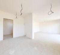 Geräumiges, helles Interieur eines Einfamilienhauses mit Öffnungen für die Beleuchtungsinstallation.