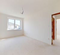 Ein geräumiges, helles Zimmer in einem Einfamilienhaus mit weißen Wänden und Vorbereitung für den Boden.