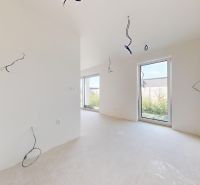 Ein leerer Raum mit Boden, großen Fenstern und elektrischen Kabeln in einem Einfamilienhaus.
