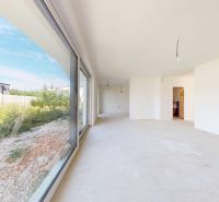 Geräumiges Interieur eines Einfamilienhauses mit hellen Wänden und großen Fenstern.