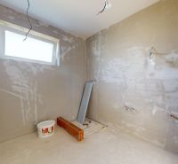 Badezimmer im Einfamilienhaus vor der Fertigstellung; Grundinstallation während der Montage im Gange.