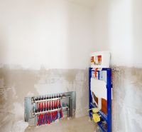 Badezimmer im Renovierungszustand mit Installationsleitungen in einem Einfamilienhaus.