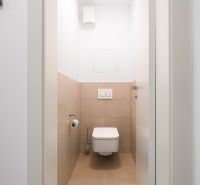 Badezimmer mit Fliesen in einer 2-Zimmer-Wohnung, neutrale Farbpalette.