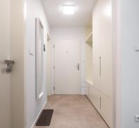 Eingangsflur in einer 2-Zimmer-Wohnung mit Fliesen und Einbauschränken.