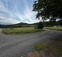 Schöne Grundstücke in Stožok mit Blick auf grüne Hügel.