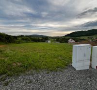 Grundstücke - Wohnen in Stožok mit Blick auf Hügel und grüne Wiesen.