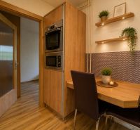 Essbereich mit Holzdekor in einer 3-Zimmer-Wohnung.