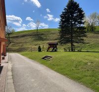Spielplatz mit Rutsche und Bänken bei einer 3-Zimmer-Wohnung in Istebné.