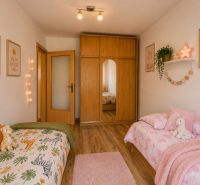 Kinderzimmer in einer 3-Zimmer-Wohnung mit Betten, Bildern von einer Giraffe und einem Einhorn.