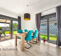 Esszimmer mit Blick in den Garten, Holzboden, Sitzgelegenheit für sechs Personen.