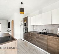 Küche in einem Einfamilienhaus mit Holzboden und modernen Geräten.