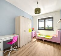 Kinderzimmer mit Bett, Schrank, Schreibtisch und Boden mit Holzdekor.