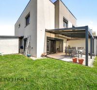 Ein Einfamilienhaus in Hrubá Borša mit Terrasse, Garten und Außenbereich.