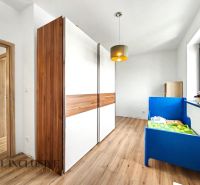 Kinderzimmer mit blauem Bett und Holzboden in einem Einfamilienhaus.
