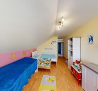 Kinderzimmer mit Betten, Regalen, dekorativen Möbeln und einem Boden mit Holzdekor.