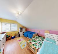 Kinderzimmer mit Holzboden in einem Einfamilienhaus.