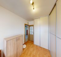 Innenraum eines Einfamilienhauses mit Holzboden und Einbauschrank.