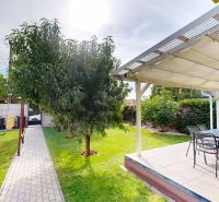 Garten mit Sitzbereich und Schaukeln in einem Einfamilienhaus in Oľdza.