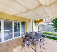 Die Terrasse des Einfamilienhauses in Oľdza mit einem Esstisch unter einer Überdachung.