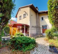 Das Haus am Alžbeta-Hof in Miloslavov, umgeben von Grün und einer Terrasse.