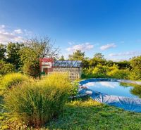 Garten mit Teich bei der Hütte im Alžbetin Dvor in Miloslavov.