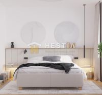 Ein Schlafzimmer in einem Einfamilienhaus mit einem Bett, einer Pflanze und einem Boden mit Holzdekor.
